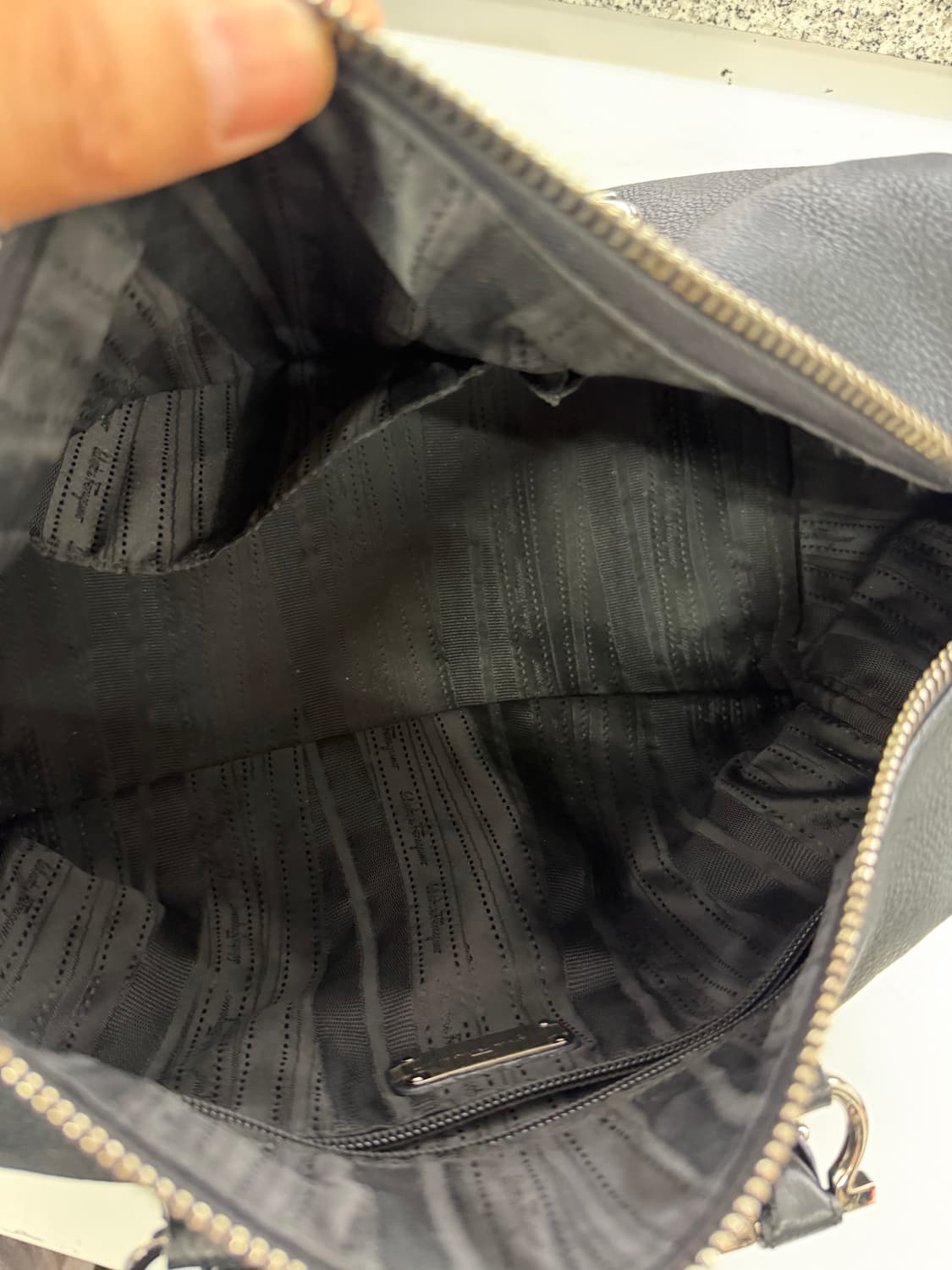 정품) 페라가모 간치니 블랙 레더 토트백  상품이미지6