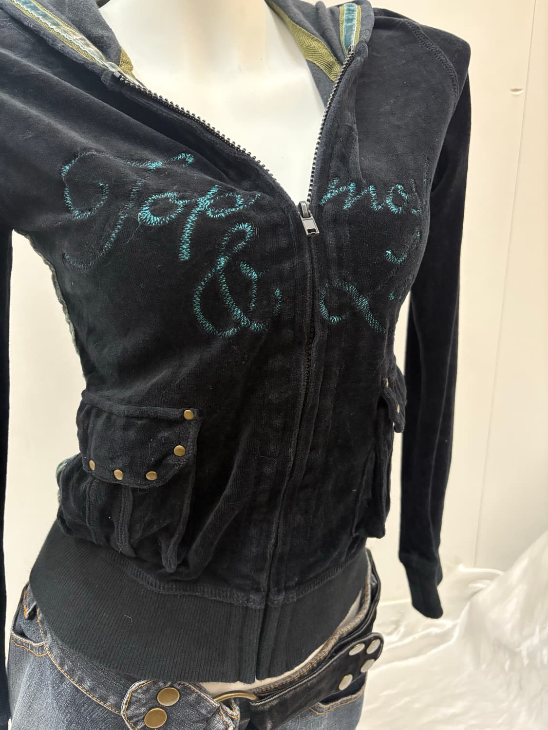 Y2K 레터링 포켓 벨벳 집업 상품이미지4