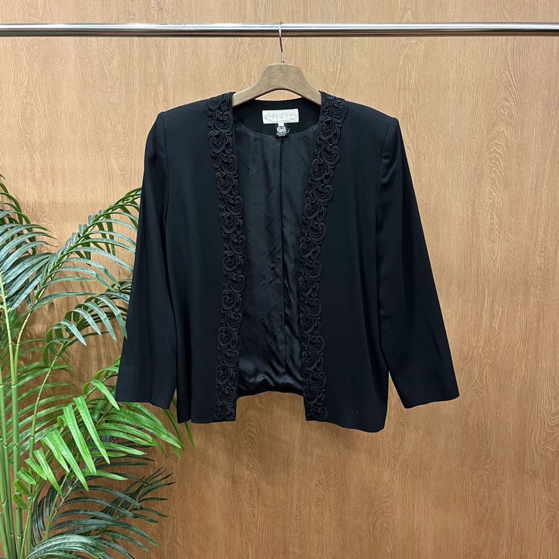 지방시 오픈 프론트 노카라 자켓 입체 자수 트리밍 숄더 패드 디테일 블랙 상품이미지7