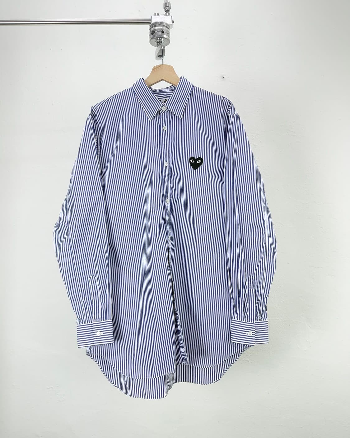 꼼데가르송 플레이 블랙 하트 와펜 블루 스트라이프 셔츠 상품이미지1