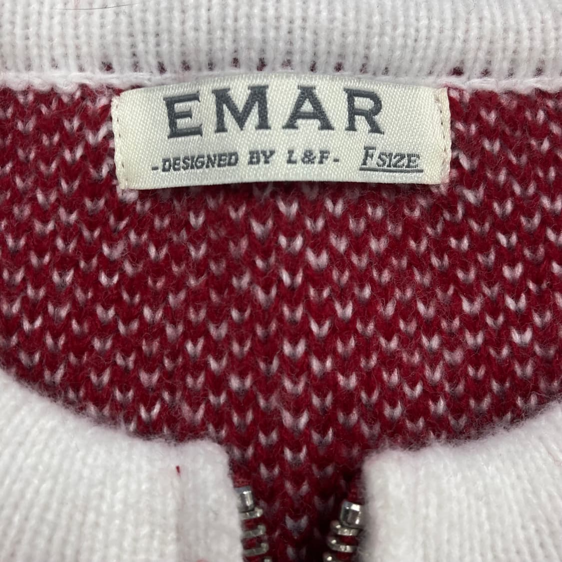 EMAR 레드 컬러 스펠아웃 로고 니트 집업 상품이미지3