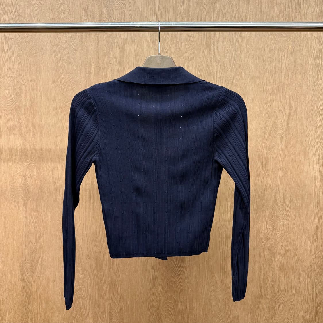 산드로 크롭 골드 버튼 브이넥 니트 가디건 포켓 디테일 슬림핏 네이비 상품이미지3