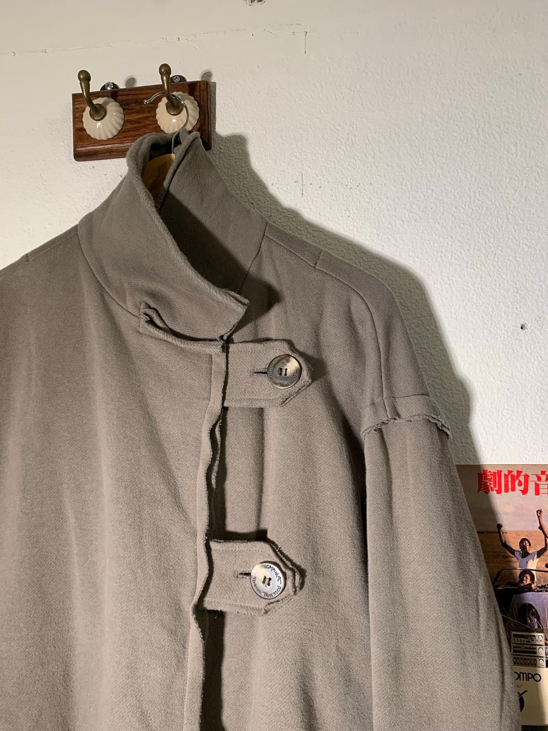 비비안 웨스트우드 앵글로마니아 사선 버튼 코트  상품이미지3