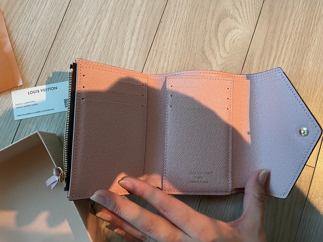 루이비통 빅토린 월렛 모노그램 로즈 발레린 M62360 지갑 판매합니다 상품이미지8