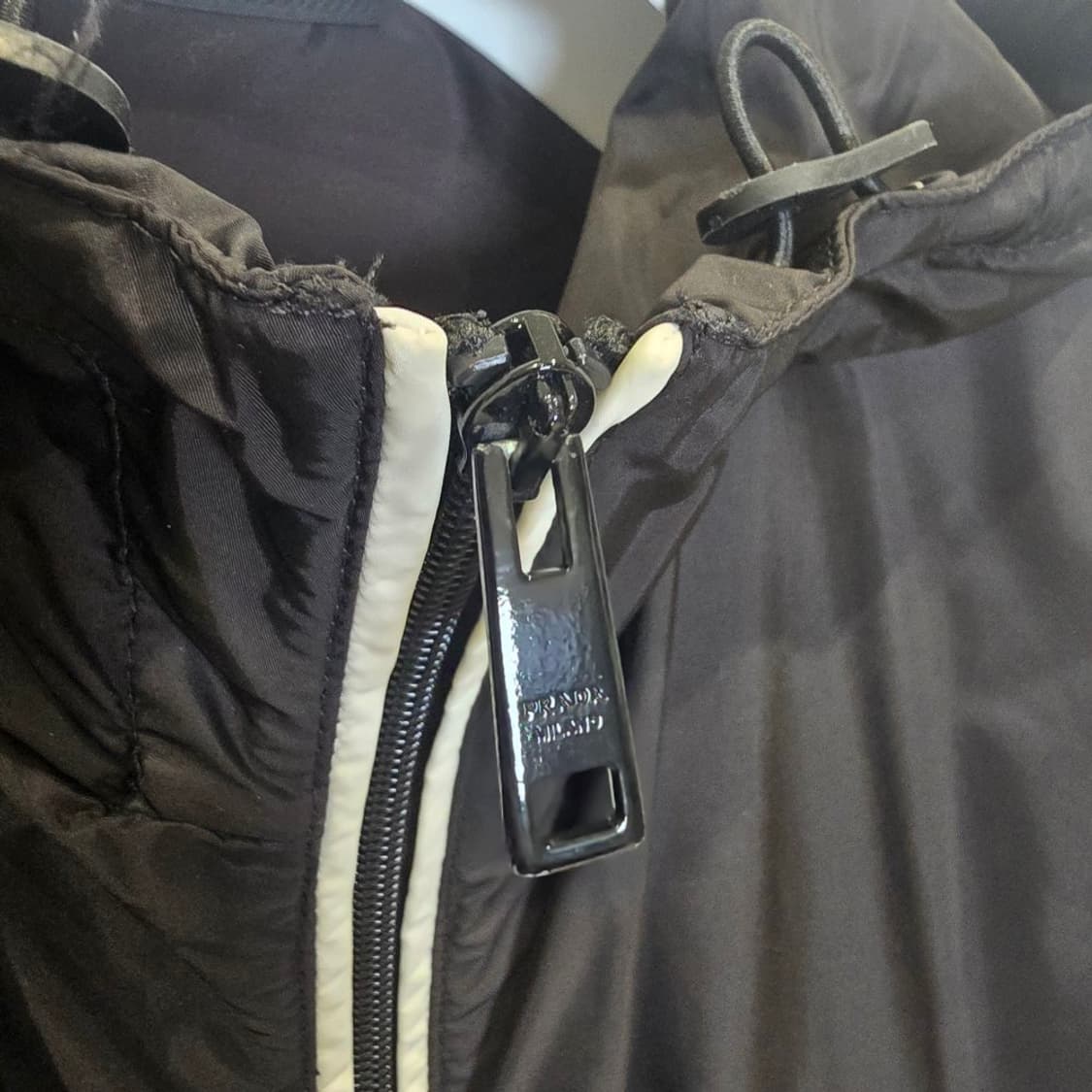 [중고/정품] 프라다 리나일론 바람막이 L 상품이미지5