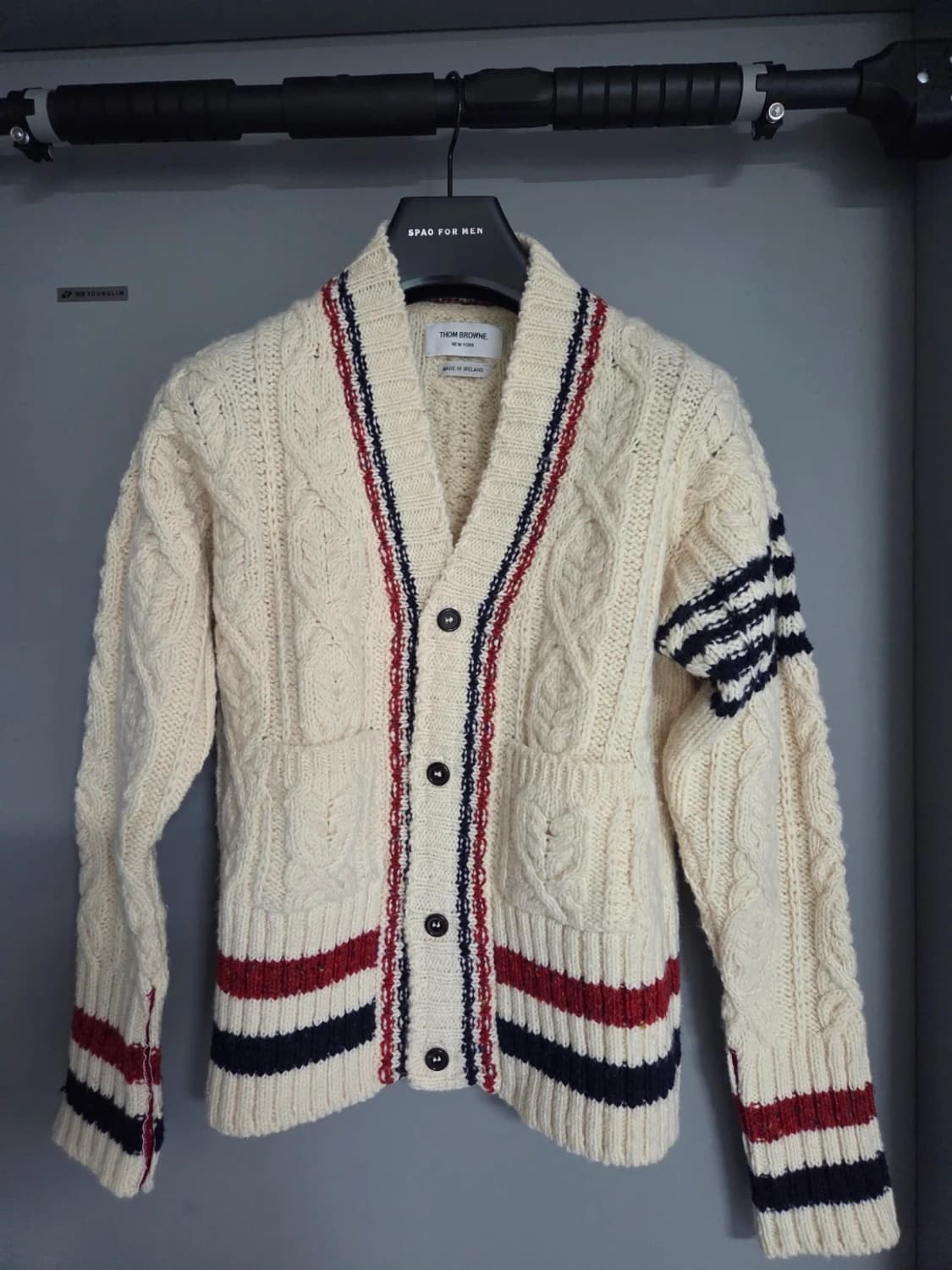 (새상품급) 톰브라운 헤비 케이블 니트 4선 완장 가디건 상품이미지1