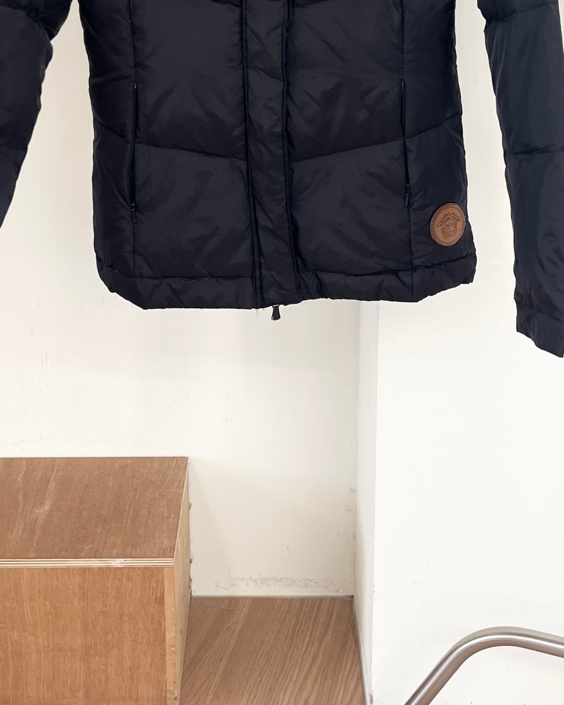 베르사체 블랙 스탠드업 칼라 퍼퍼 자켓 상품이미지5