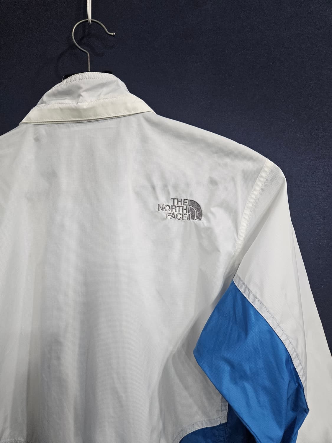 노스페이스 자수로고 화이트 투톤 남성 105 바람막이 자켓  상품이미지9