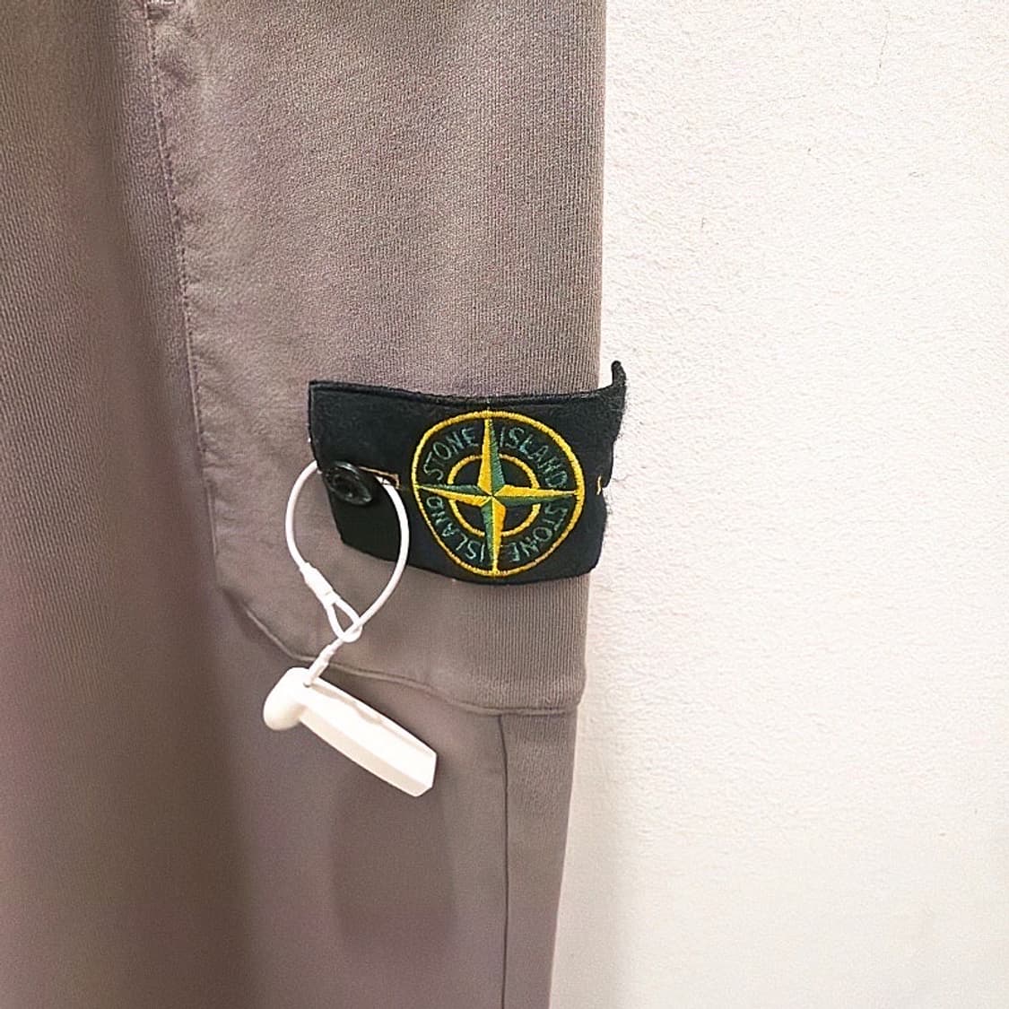 (정품/새상품) 스톤 아일랜드 남성 도브그레이 레귤러핏 카고 스웻팬츠 상품이미지2