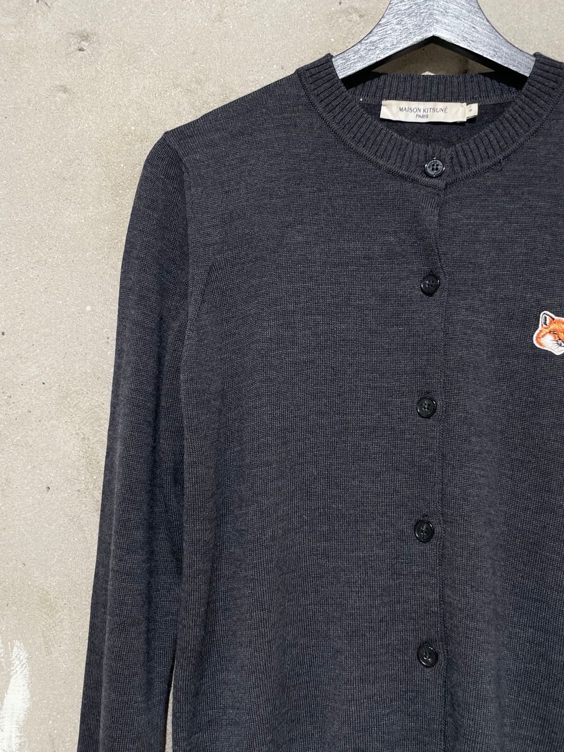 메종 키츠네 차콜 폭스 헤드 울 버튼 가디건 상품이미지2