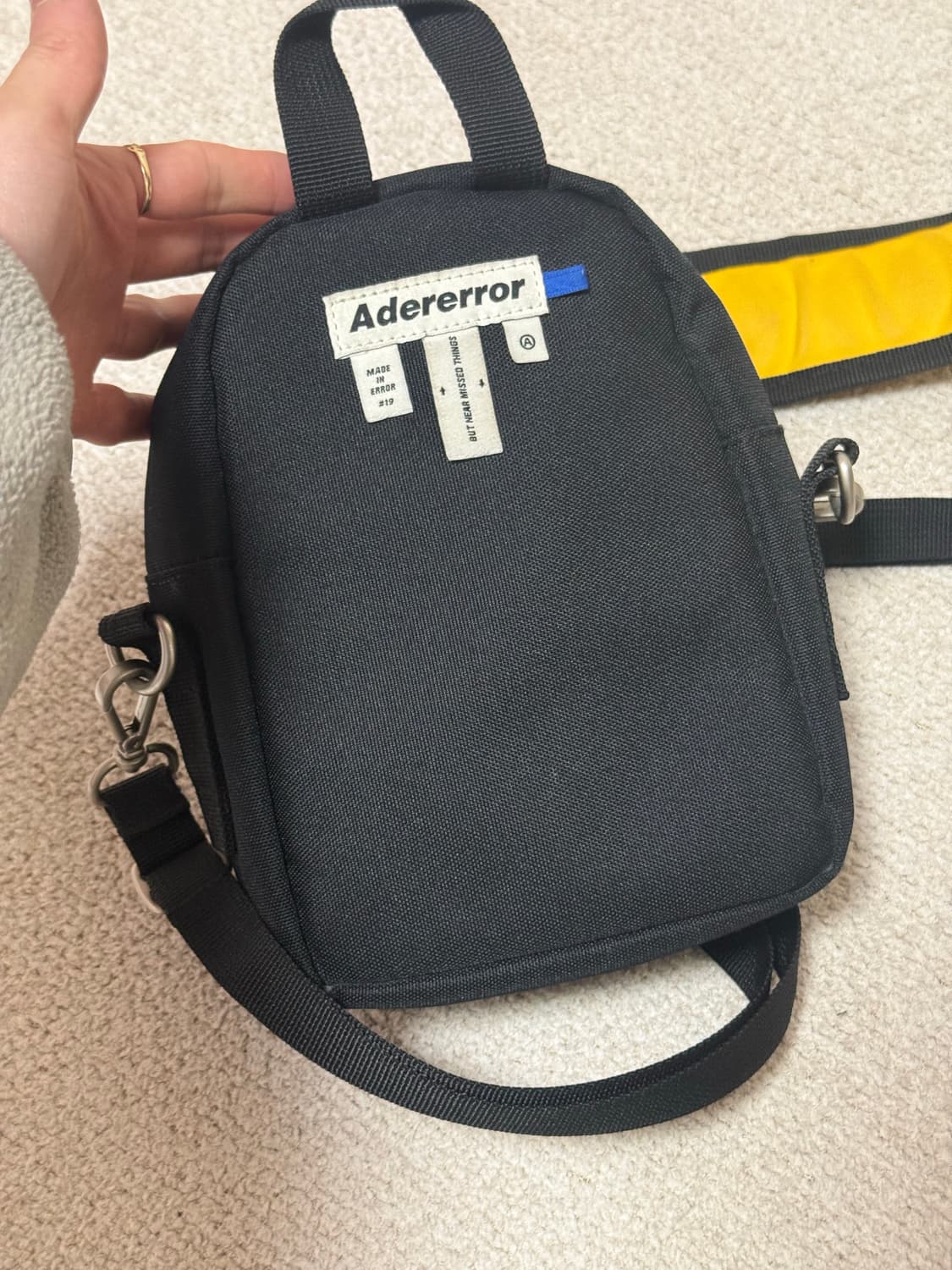 아더에러 미니 크로스백 상품이미지3