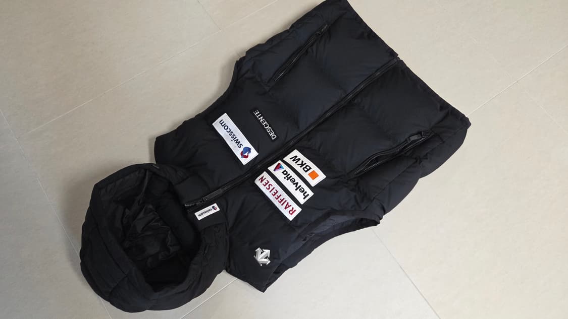 데상트 스위스 레플리카 후드 다운 패딩 베스트 상품이미지8