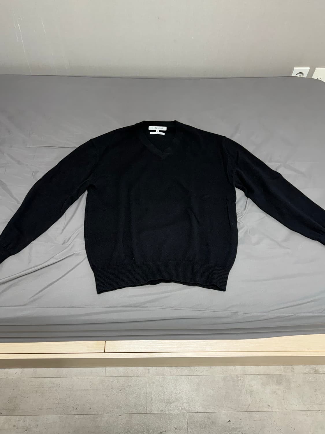 [4]브라운야드 v넥니트 블랙 상품이미지2