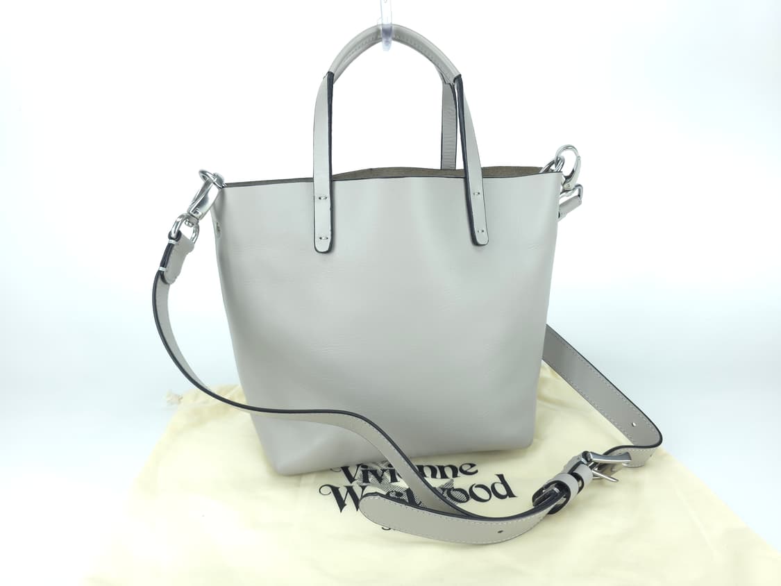 비비안웨스트우드 스튜디오 소가죽 쇼퍼 토트백 크로스백 그레이
 상품이미지5