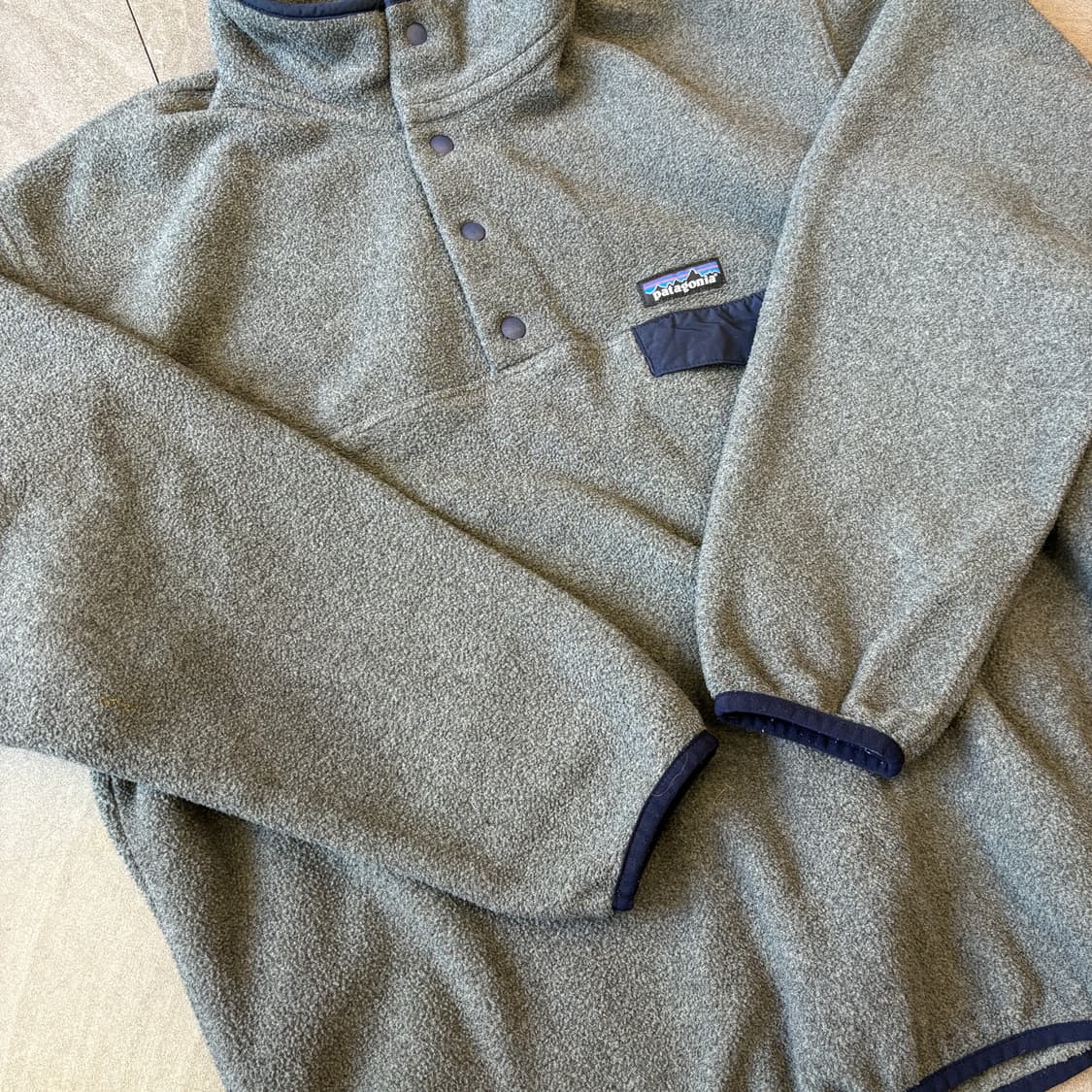 파타고니아 정품 신칠라 그레이 스냅티 상품이미지8
