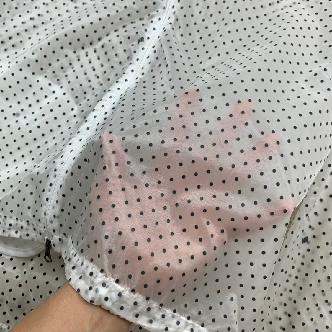 나이키 러닝 땡땡이 패턴 패커블 경량 바람막이  상품이미지5
