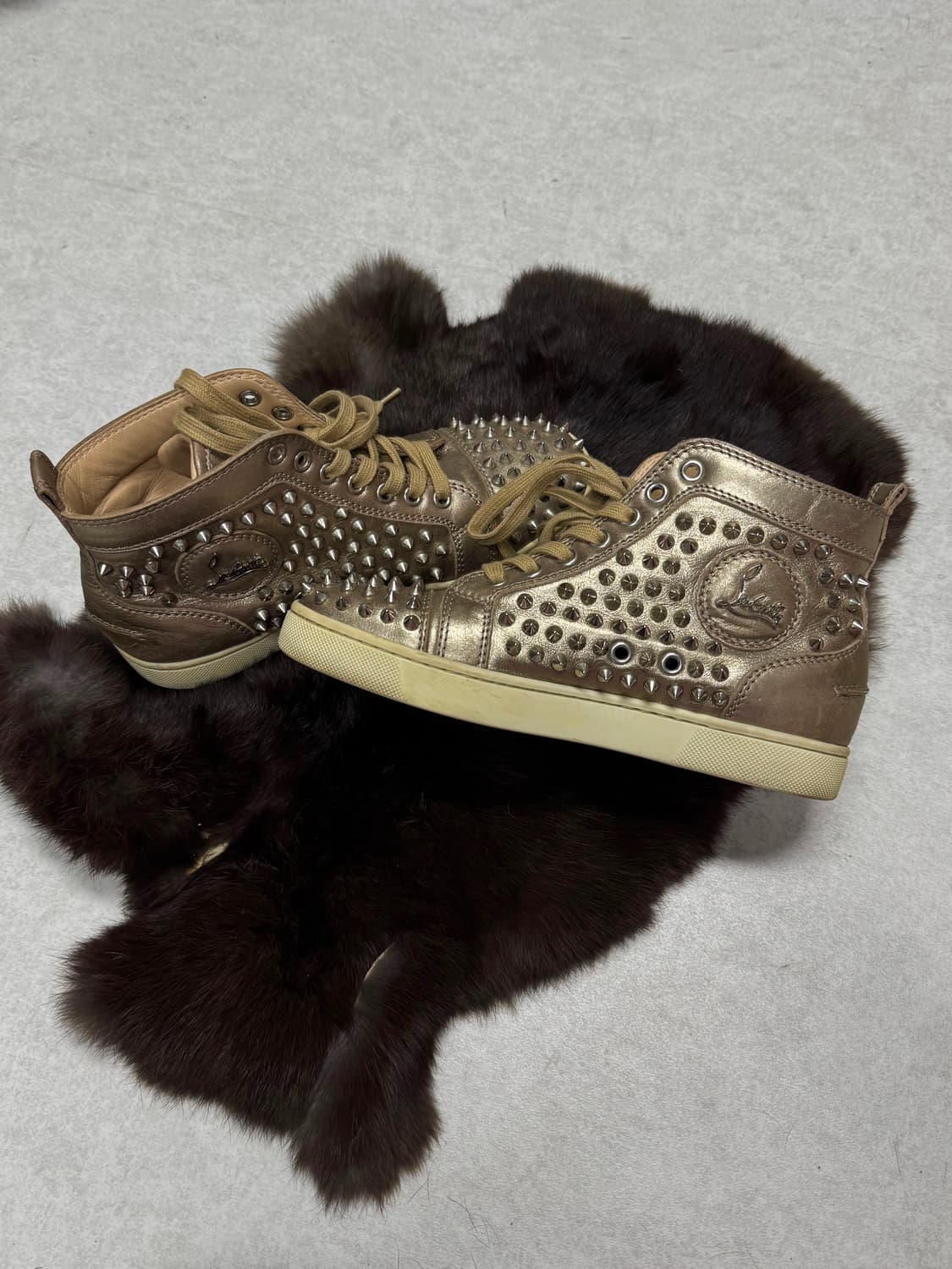 크리스찬 루부탱 스터드 하이탑 스니커즈  상품이미지2