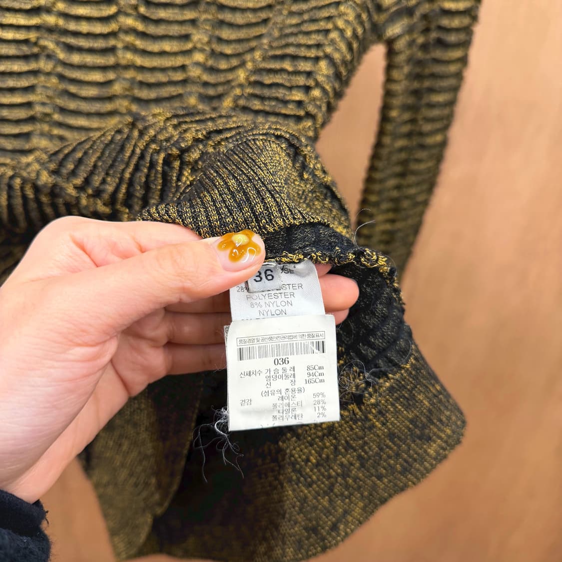 발망 긴팔 니트 골드 메탈릭 립 텍스처 숄더 버튼 디테일 슬림핏 블랙 상품이미지8