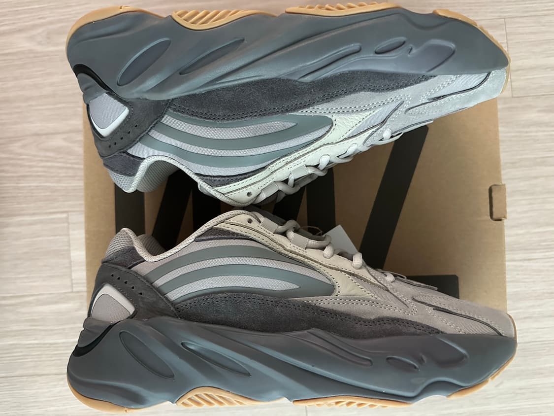 [275] 이지 부스트 700 V2 테프라 상품이미지5