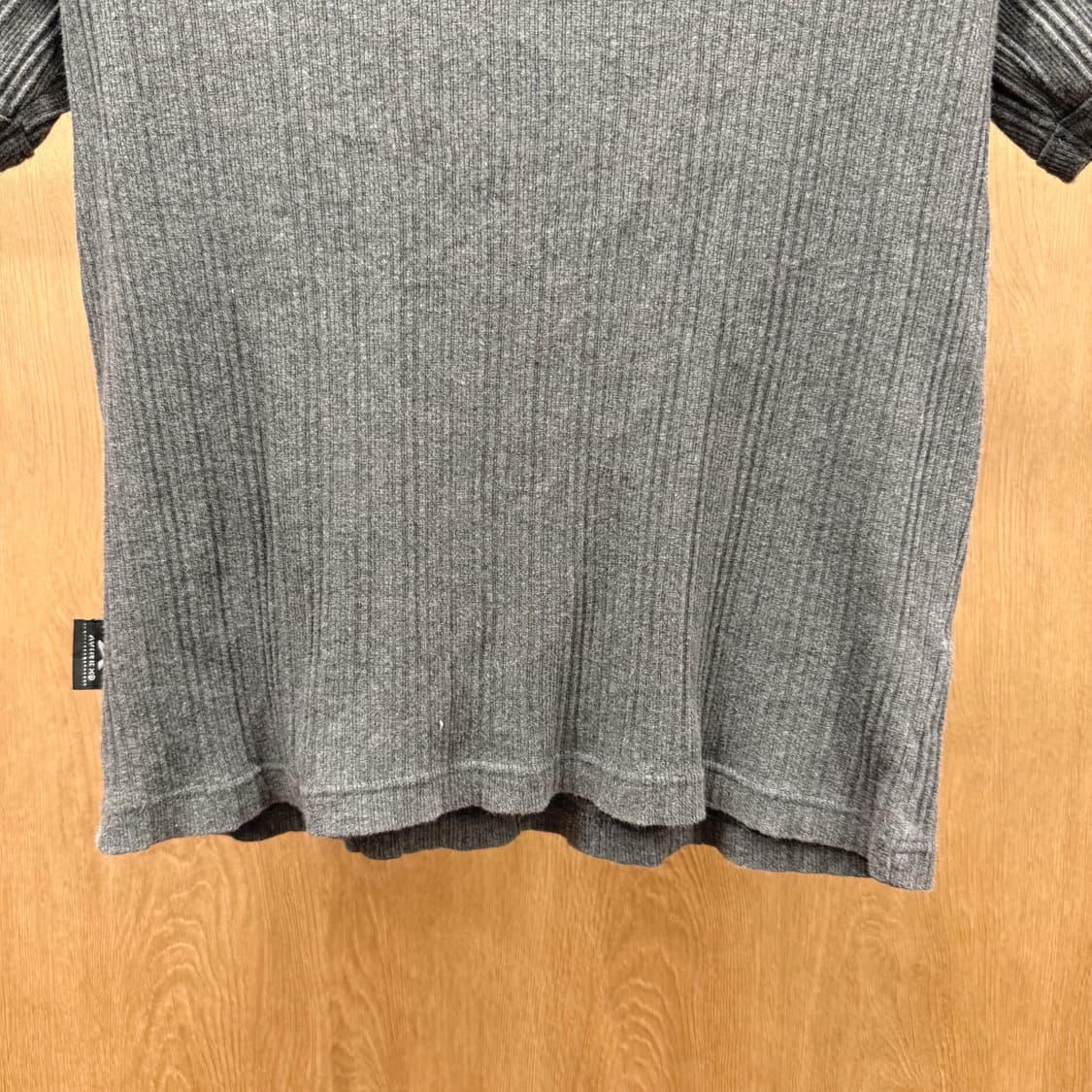 아비렉스 반팔 니트 티셔츠 브이넥라인 자수 디테일 그레이 상품이미지5