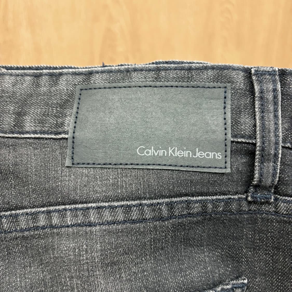 캘빈클라인 워싱 데님 팬츠 워치 포켓 밴딩 로고 디테일 스트레이트핏 흑청 상품이미지6