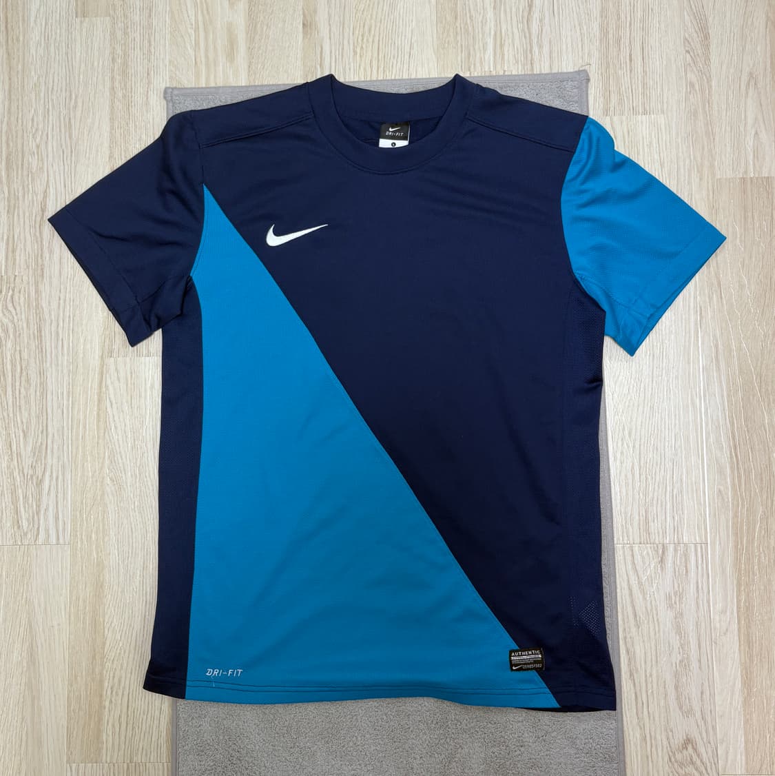 [S급] 나이키 드라이핏 반팔 티셔츠 사이즈 L 상품이미지1