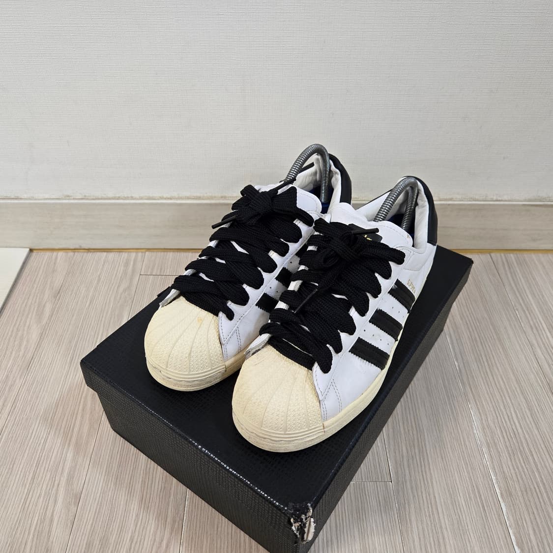 255 아디다스 슈퍼스타 레이스리스 흰검 상품이미지1