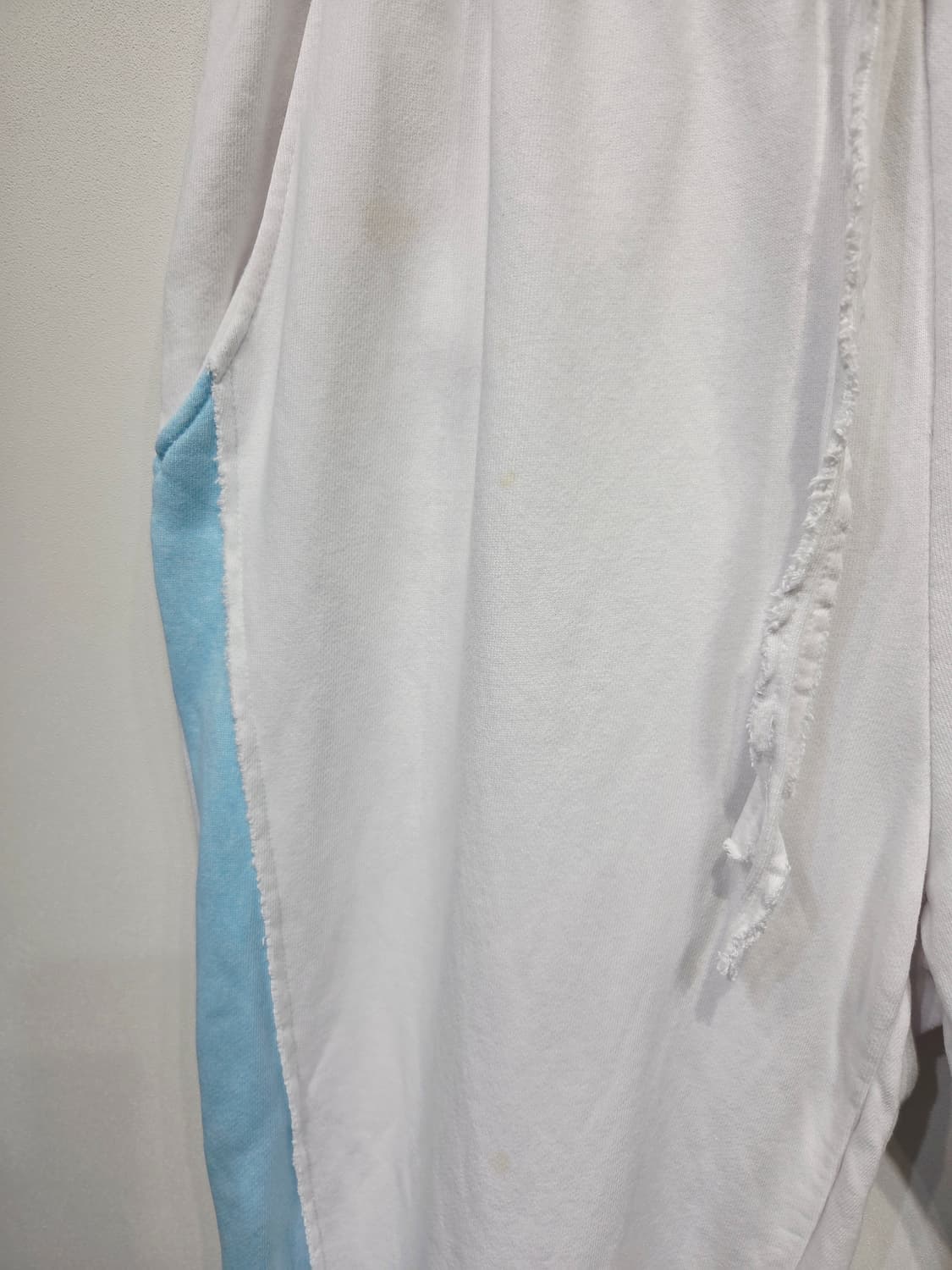 마뗑킴. 남자 화이트/블루 배색 조거 트레이닝 팬츠_F 상품이미지3