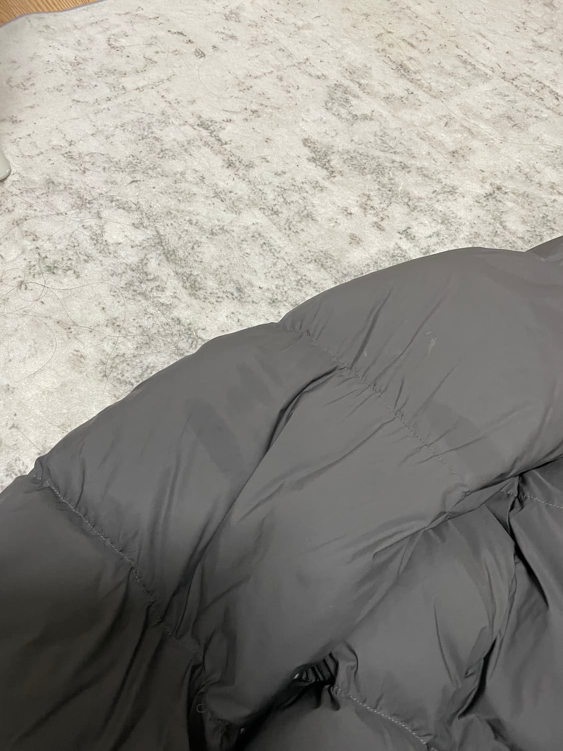 유니클로 파우더 소프트 패딩 차콜 L 상품이미지3