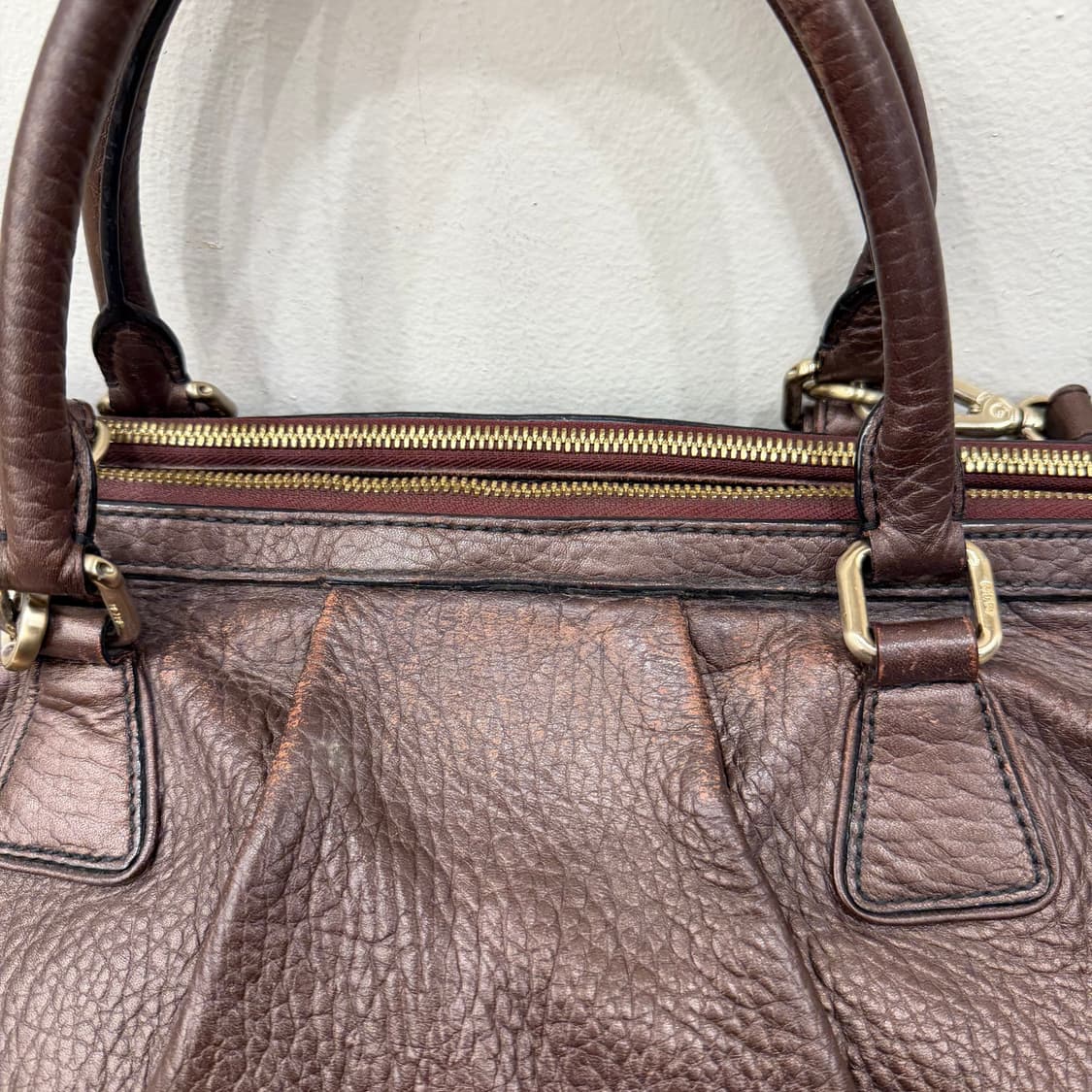 MCM 레더 토트백 골드 로고 더블 핸들 바닥 스터드 디테일 브라운 상품이미지9