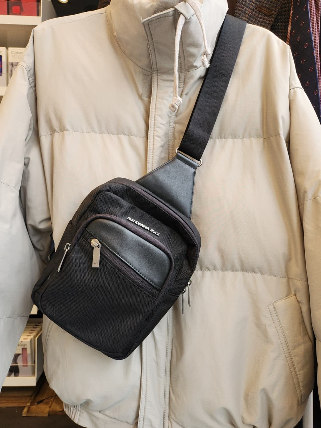 만다리나덕 블랙 슬링백  상품이미지1