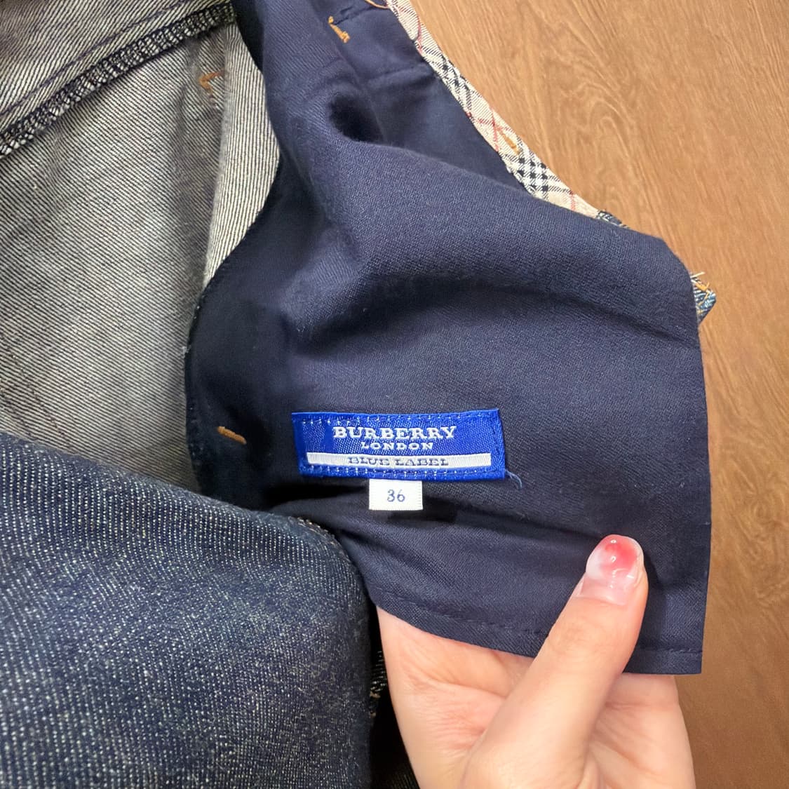 버버리 런던 데님 미디 스커트 프론트 슬릿 스티치 디테일 H라인 흑청 상품이미지6