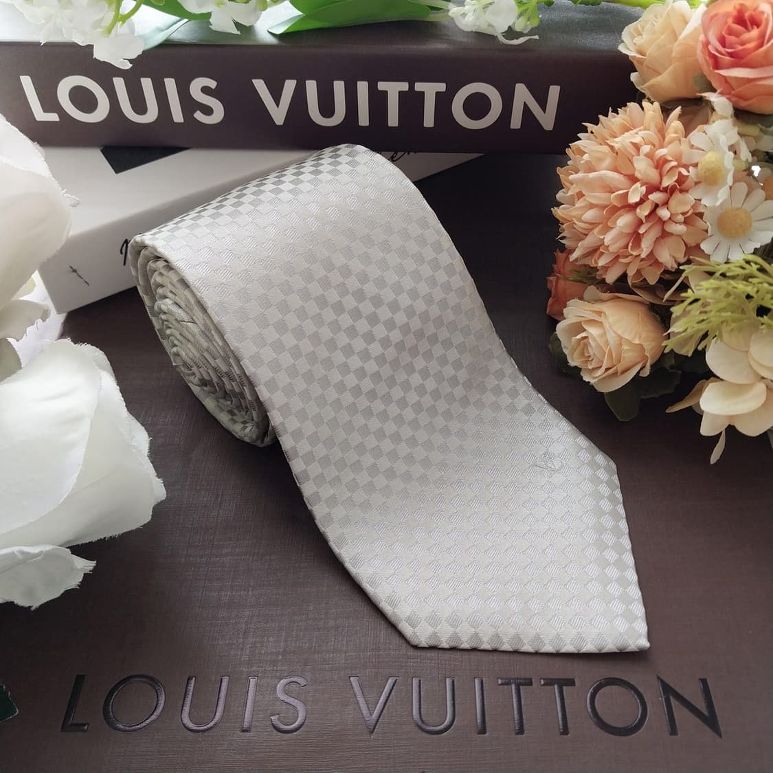 루이비통 실크 그레이 다미에 패턴 넥타이 9cm A+등급 K1769
 상품이미지1