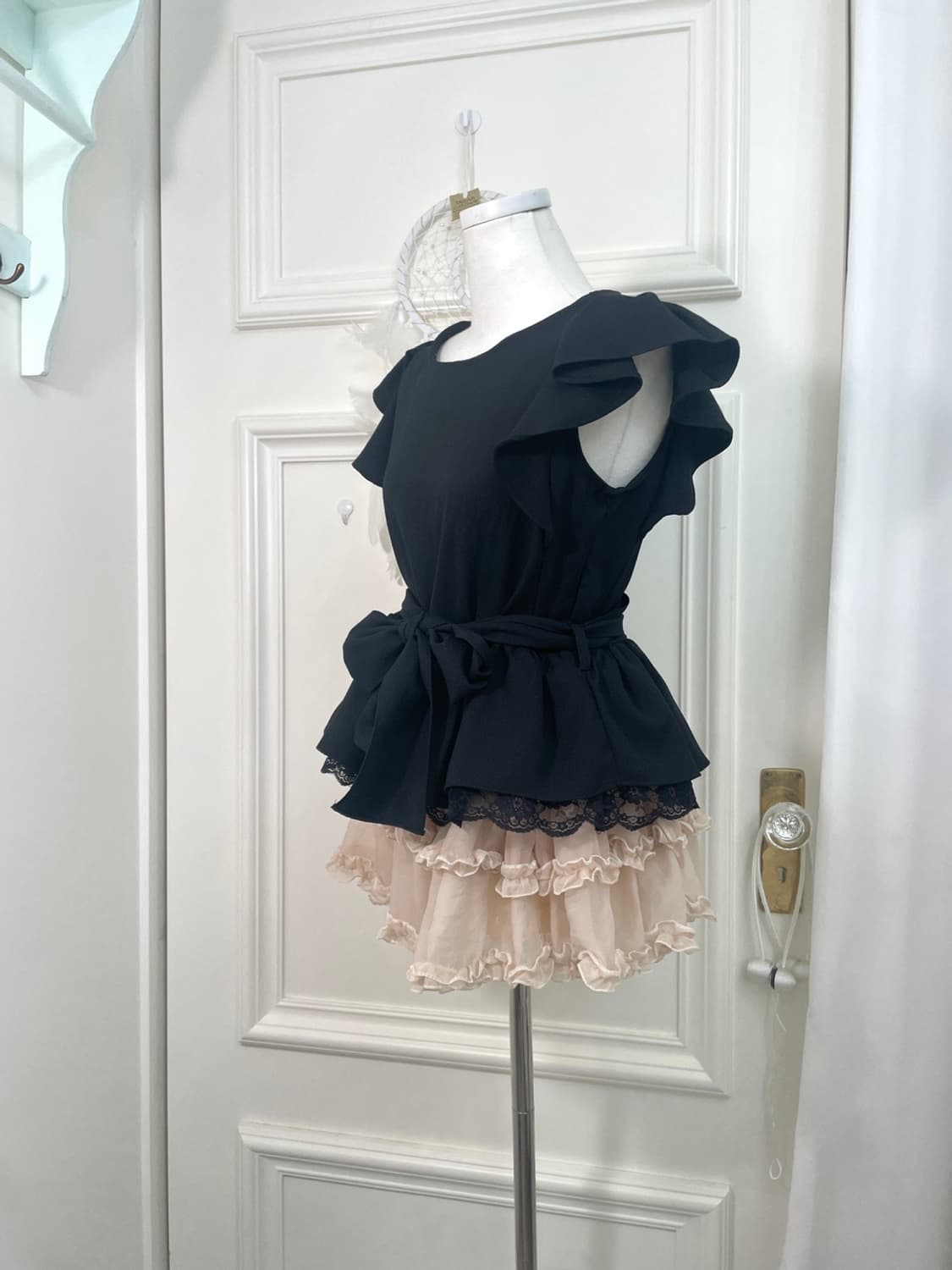 black ruffle lace trim belt blouse 상품이미지2