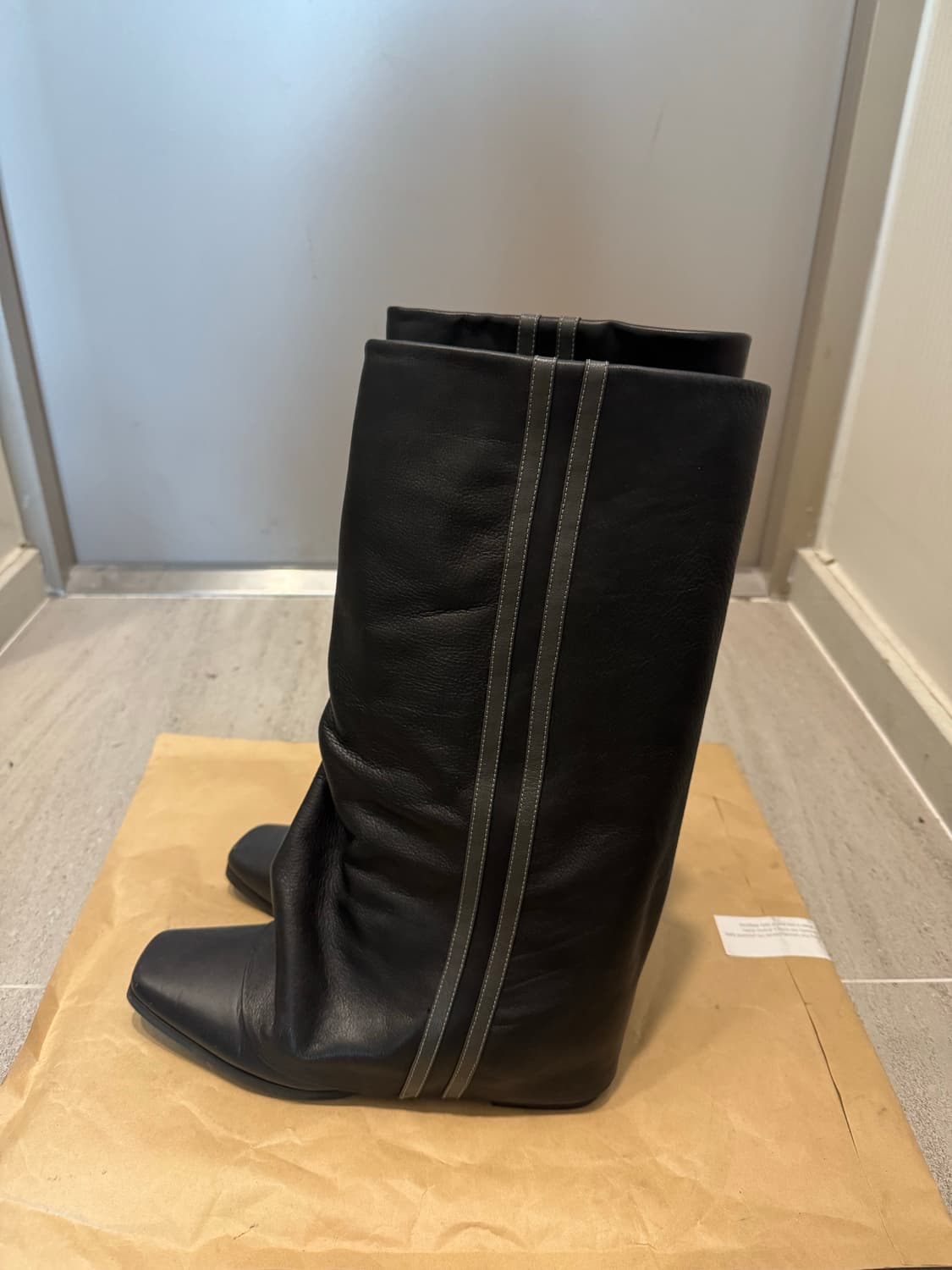 루즈슬립오버 허그 카우 레더부츠 챠콜 상품이미지4