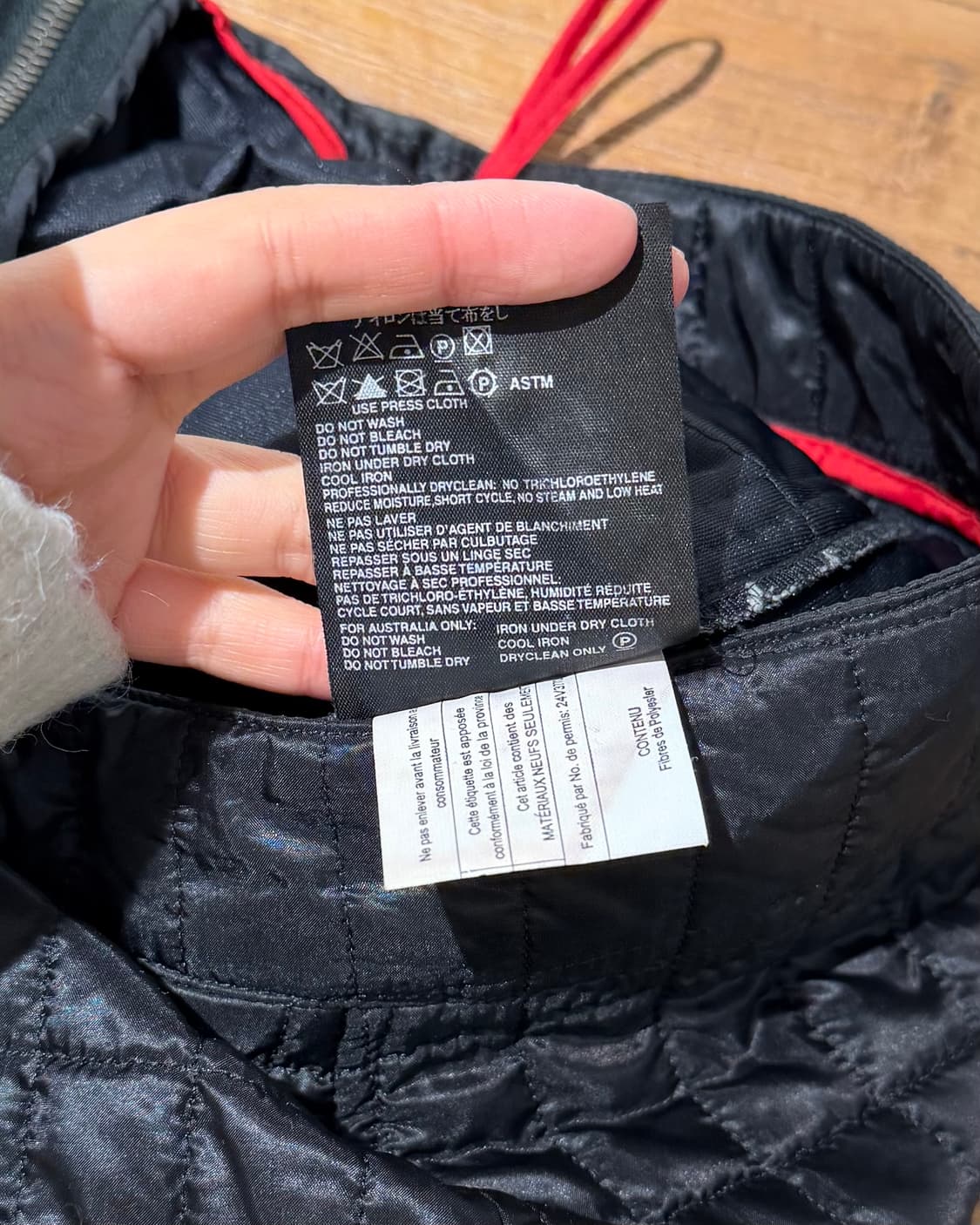 프라다 블랙 퀼팅 패디드 미디 스커드 상품이미지9