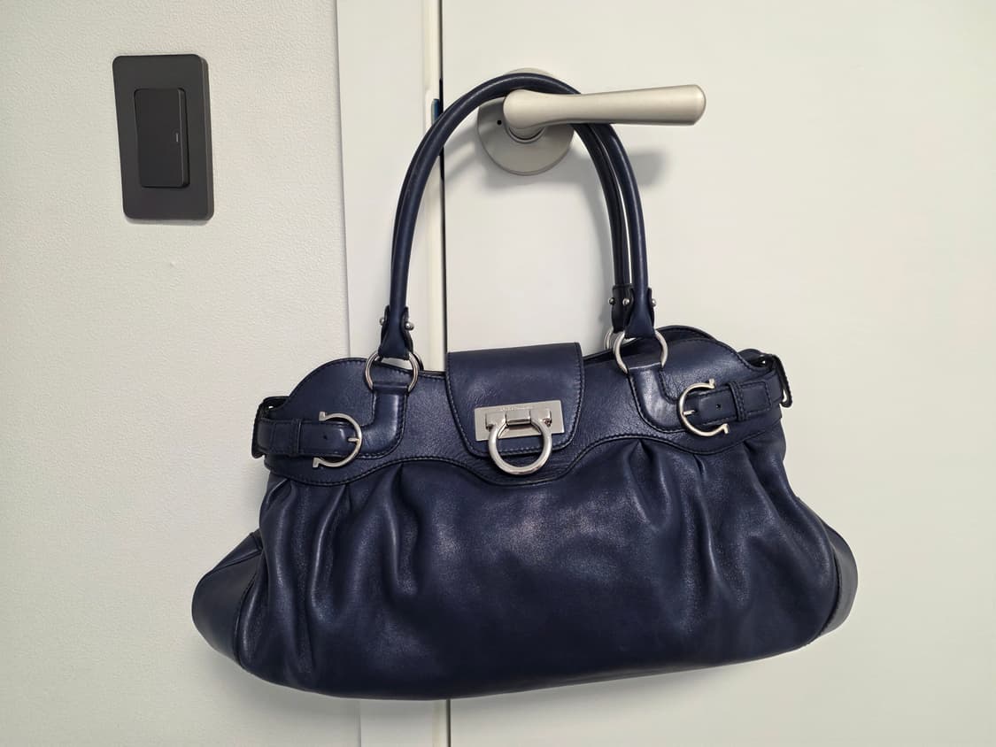 페레가모 간치니 만두백 네이비 토트,숄더백 상품이미지1