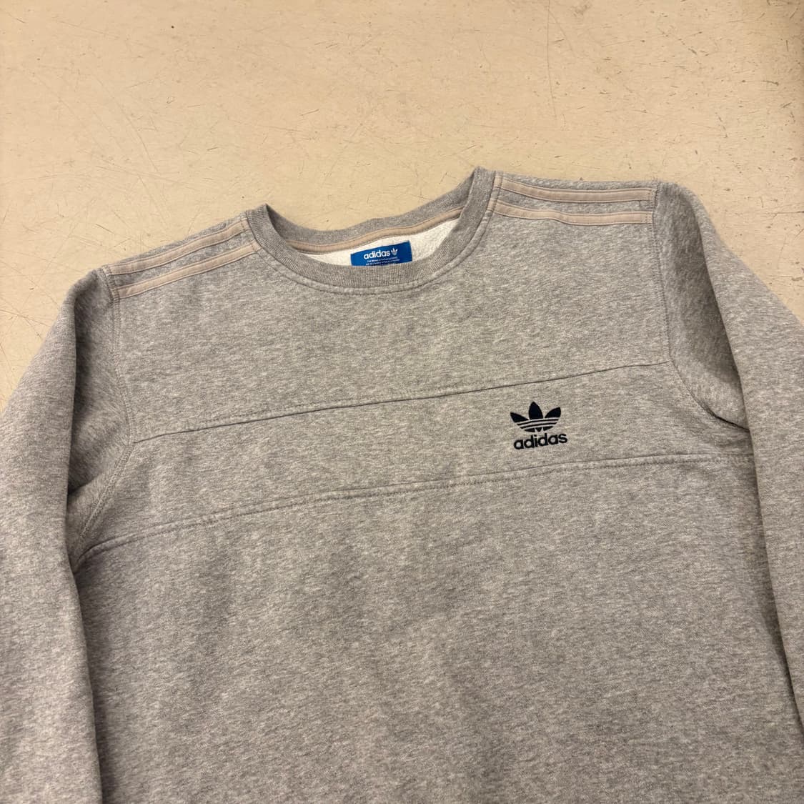 아디다스 오리지널 스몰로고 그레이 맨투맨 상품이미지2