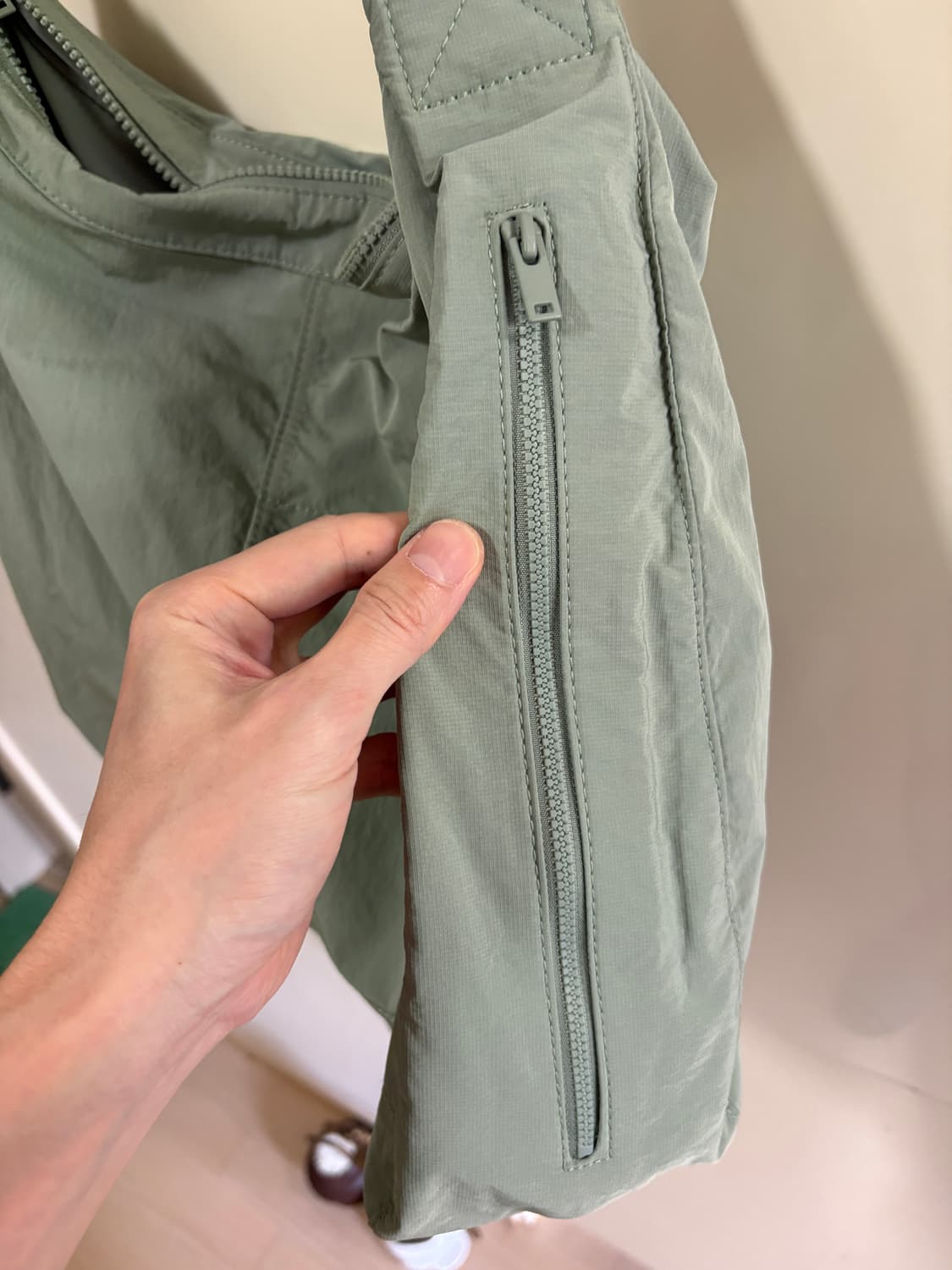 COS 세이지 그린 가방 상품이미지3