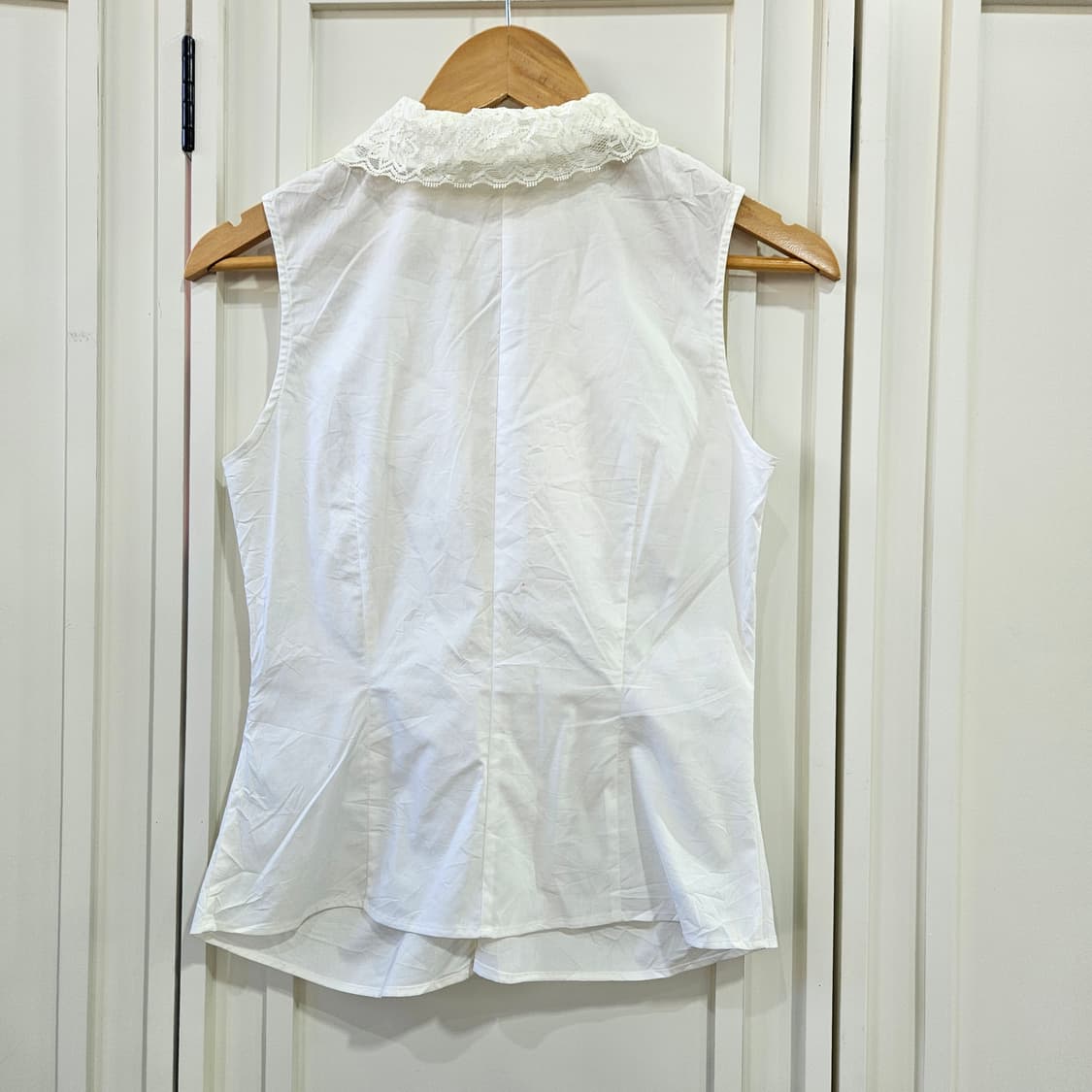 화이트 레이스 프릴 민소매 블라우스 상품이미지6