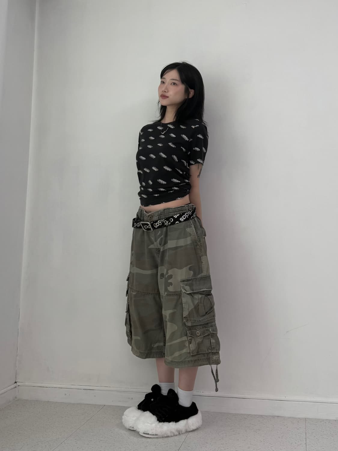 아디다스 블랙 화이트 로고 반팔티 상품이미지5