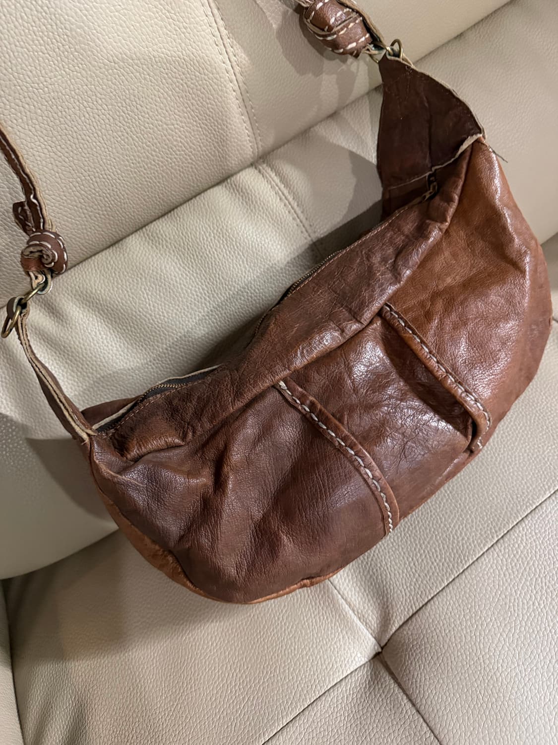 Distressed real leather crescent bag 상품이미지3