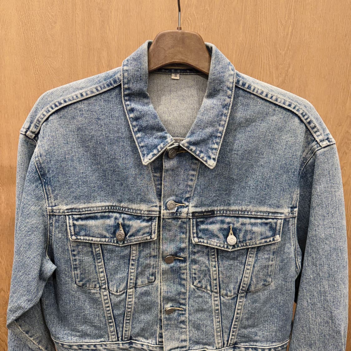 게스 데님 자켓 크롭 핏 포켓 버튼 워싱 스티치 디테일 블루 상품이미지4