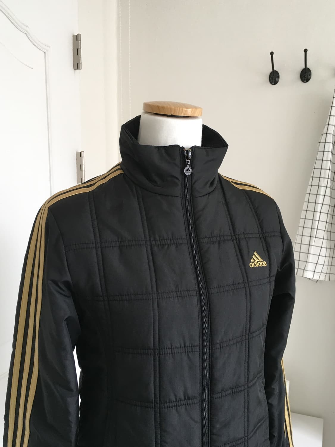 아디다스 퀄팅 경량패딩 점퍼 상품이미지3