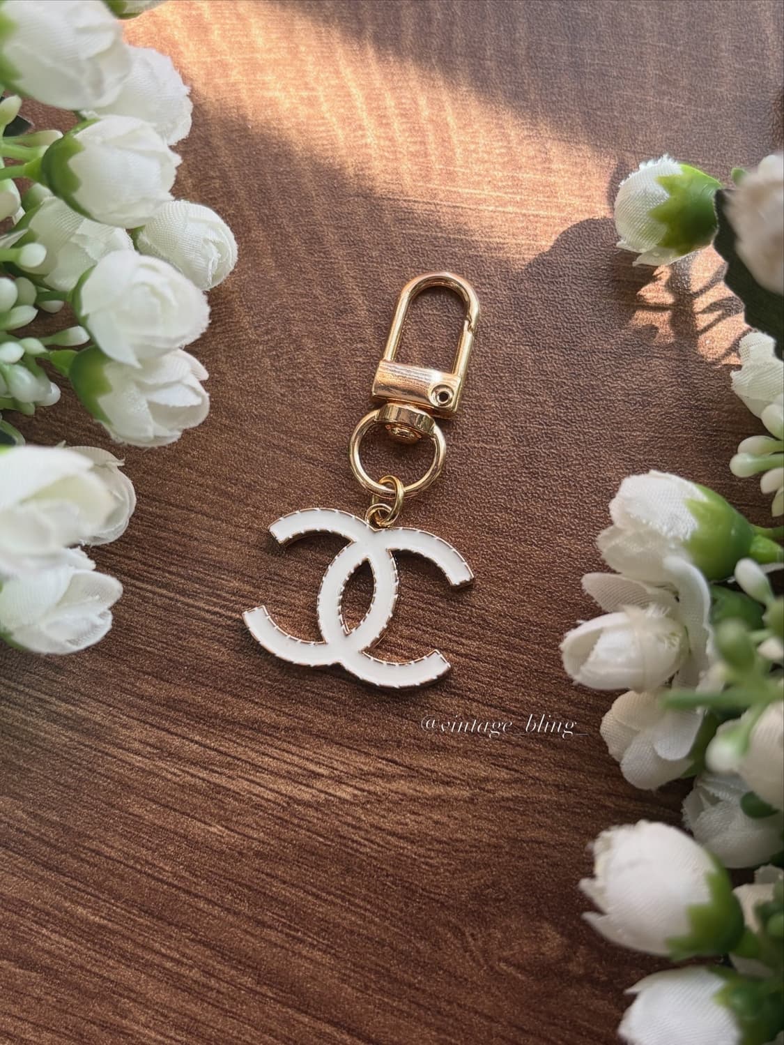 샤넬 화이트 스티치 로고 백참 키링 키체인 상품이미지1