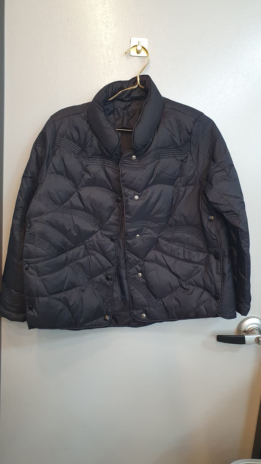 블랙 색상의 오리털 경량 점퍼입니다. 겉감은 은은한 광택 상품이미지2