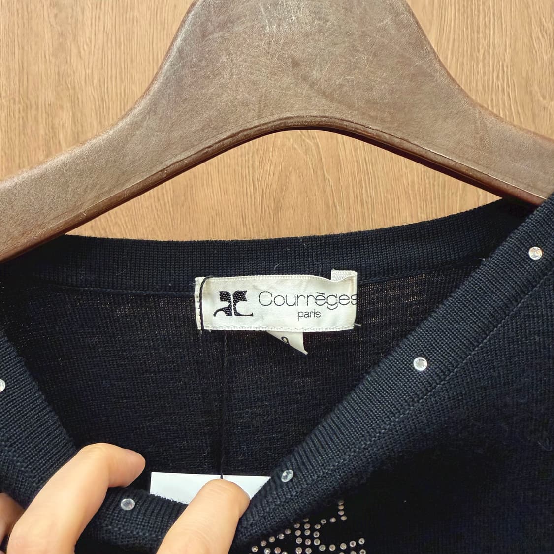 꾸레쥬 라운드넥 울 니트 큐빅 로고 장식 넥라인 디테일 루즈핏 블랙 상품이미지7