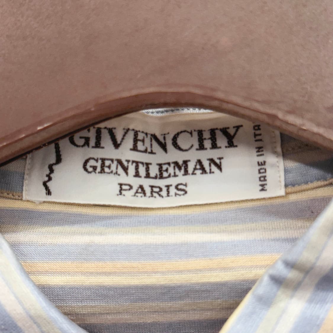 지방시 젠틀맨 스트라이프 카라 반팔 티셔츠 가슴포켓 디테일 상품이미지7