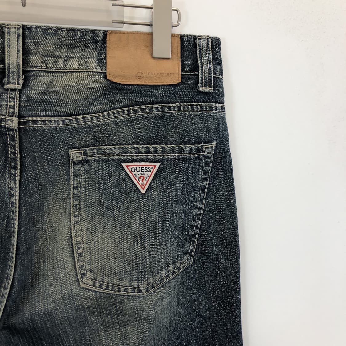 게스 화이트패치로고 블루데님진 33 인치 상품이미지4