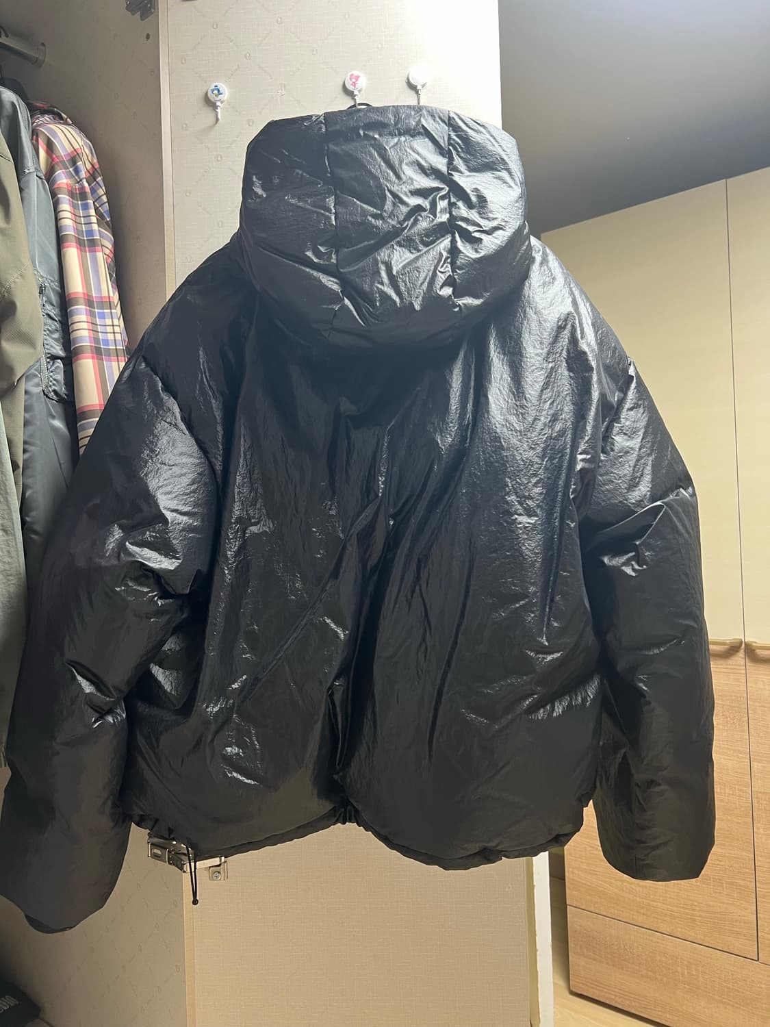 <구스다운> 이에이 MN HOODIE DOWN JACKET Black 상품이미지2